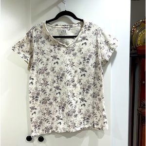 Uniqlo T-shirt, light gray floral. XL. Rare collab of Èpice Design and Uniqlo.